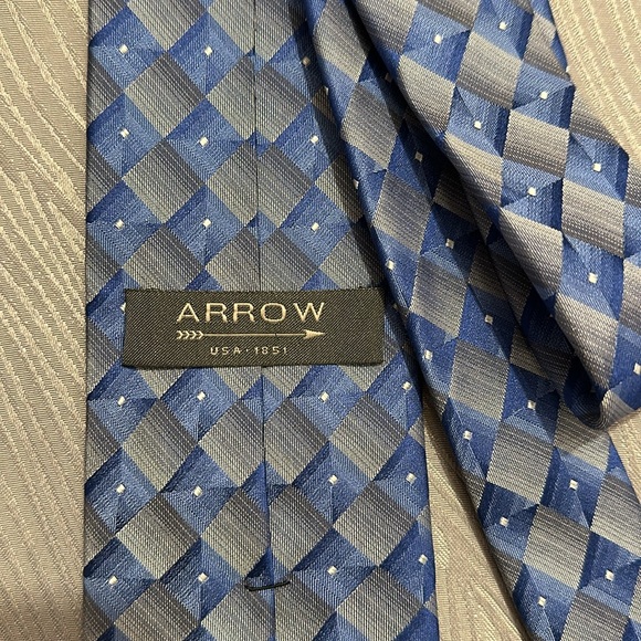 Men’s blue geometric Arrow silk tie- 60” x 3.25” - Picture 3 of 4